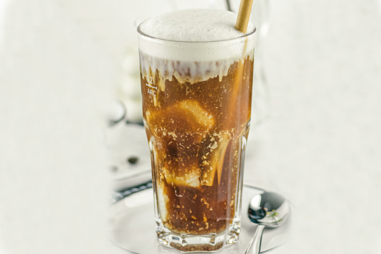 Imagebild: Cold Brew Eiskaffee mit Mandelmilcheiswürfeln & O'CIN