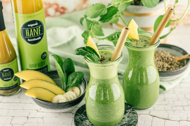 Imagebild: Grüner Hanf-Spinat-Smoothie mit Mango & Banane